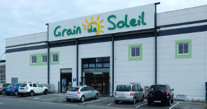 Facade du magasin avec l'enseigne verte et jaune
